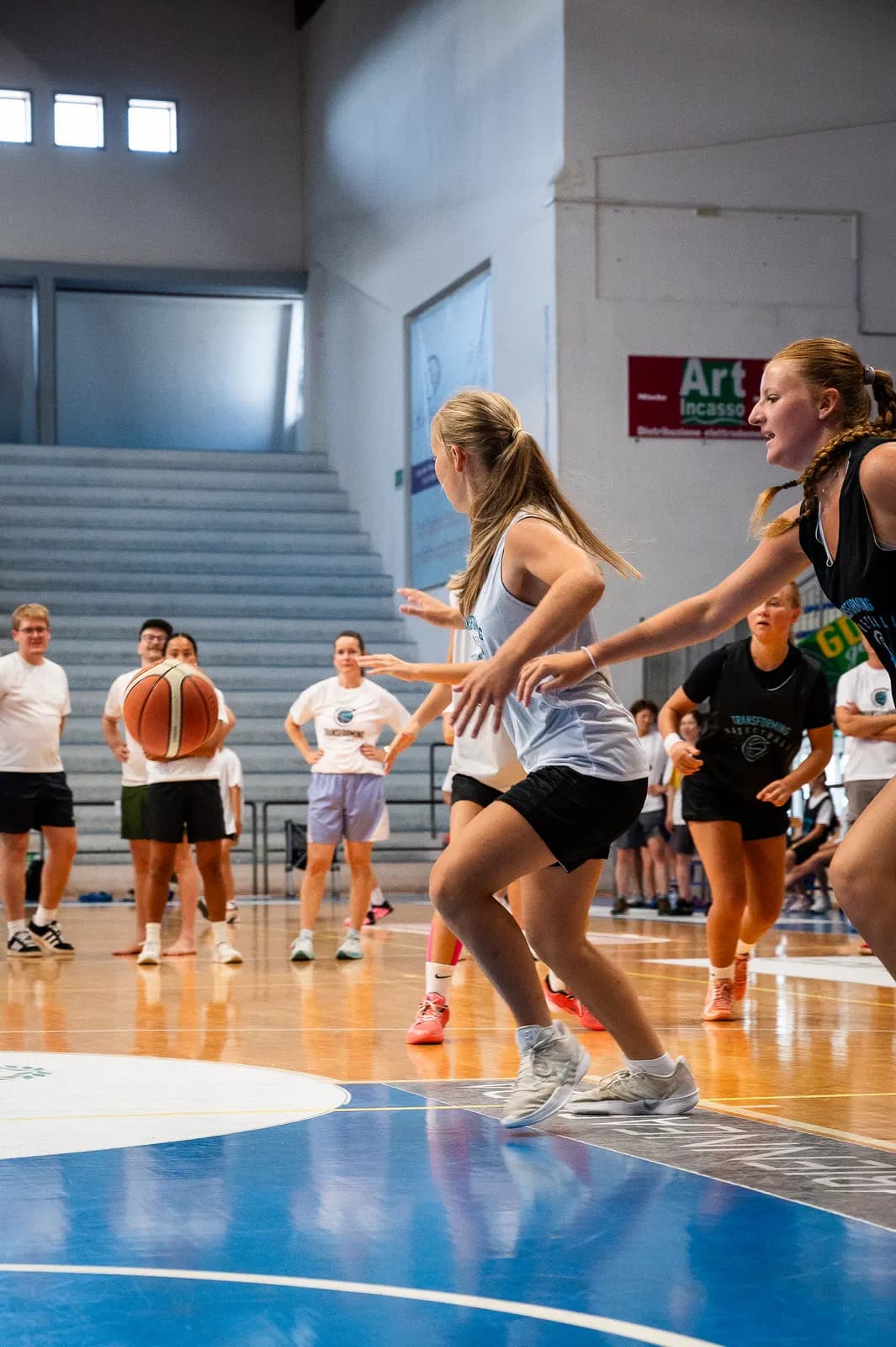 A ball-handler reading a closing defender during live play