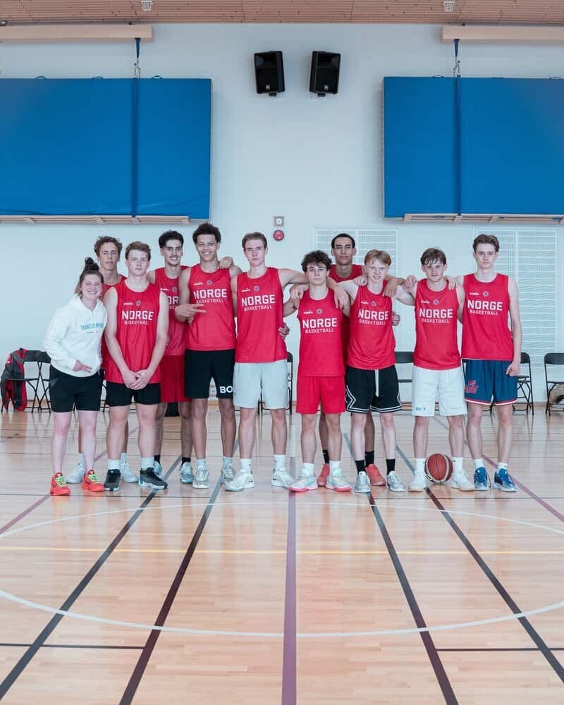 Players and coaches at a past Transforming Basketball event (photo 14)